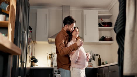 feliz pareja embarazada en la cocina