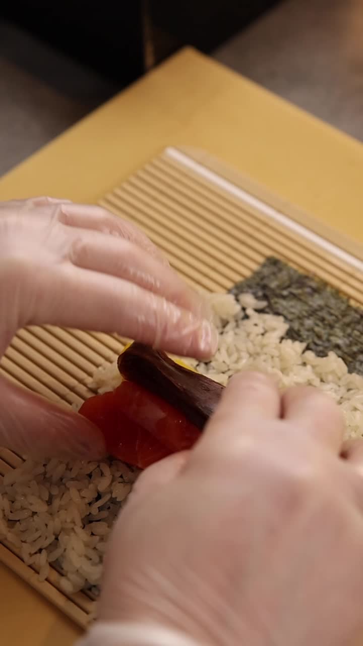 Preparare sushi con salmone e alghe
