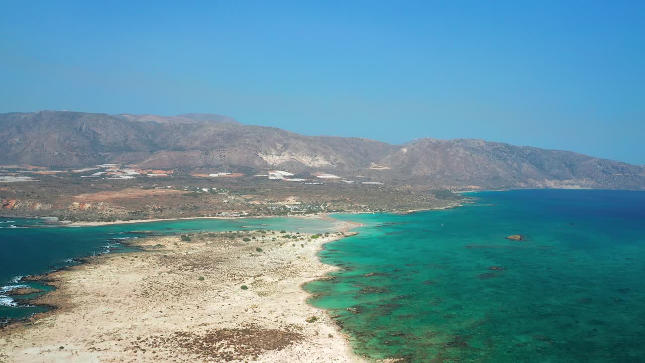vista aérea de retroceso paisaje idílico, hermosa playa de elafonissi agua esmeralda, grecia
