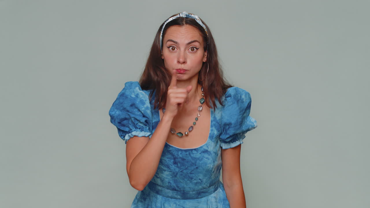 mujer muy asustada presiona el dedo índice a los labios hace silencio gesto señal no dice secreto