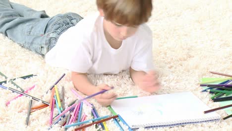 pintura infantil en la sala de estar en el suelo