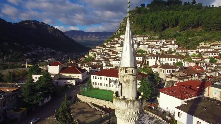 Buona ripresa aerea di antiche case sul pendio a Berat, Albania 8