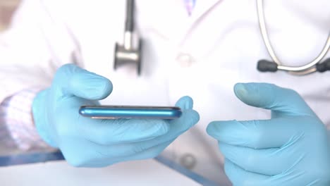 médico que utiliza un teléfono inteligente