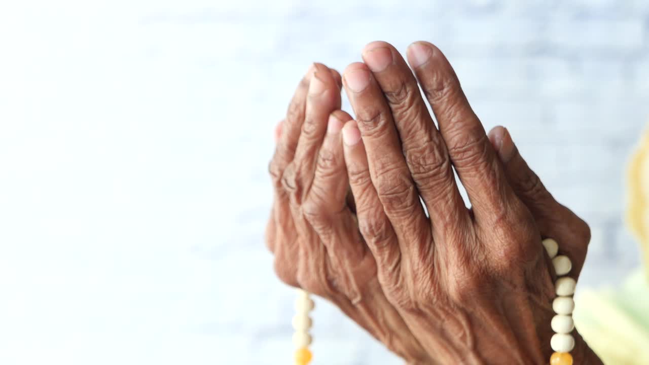 기도 중 에 있는 노인 들 의 손 들