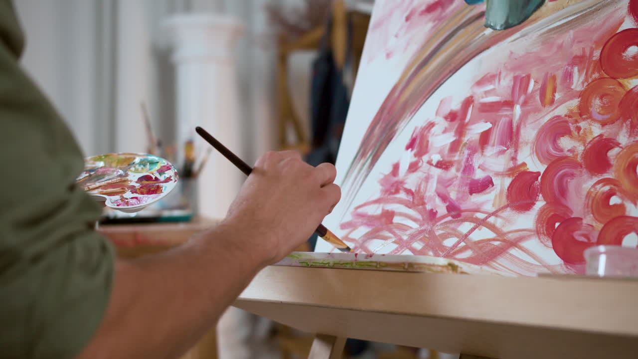 hombre pintando en el interior