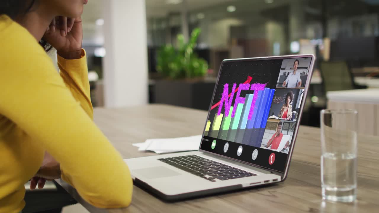 mujer de negocios afroamericana que usa una computadora portátil para videollamadas con diversos colegas de negocios