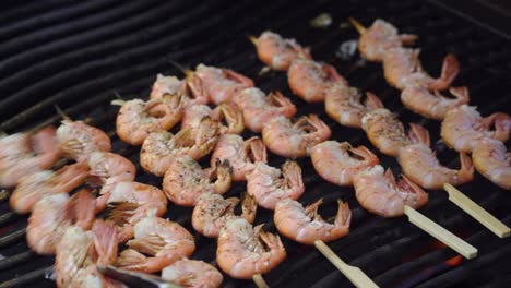 Camarones-Ensartados-En-Un-Pincho-En-Una-Parrilla-De-Metal,-A-La-Parrilla-Con-Carbón-Para-Cocinar