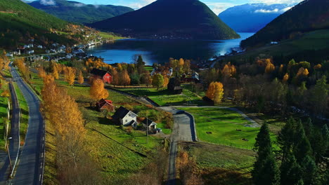 Drone-Volando-Hacia-Pequeñas-Casas-De-Pueblo-En-Fiordos-Noruegos-En-Un-Día-Soleado