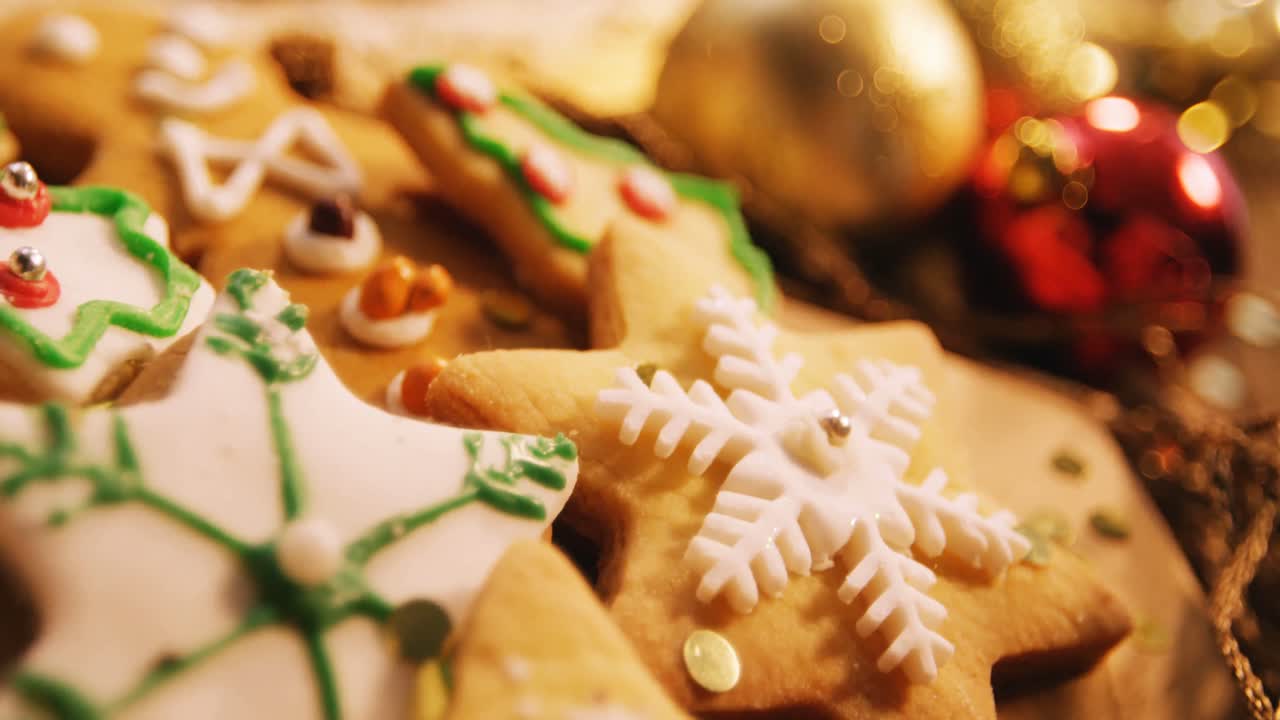 접시에 있는 크리스마스 쿠키