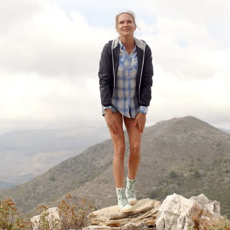 Sportliche-Frau,-Die-Auf-Felsen-Steht-Standing