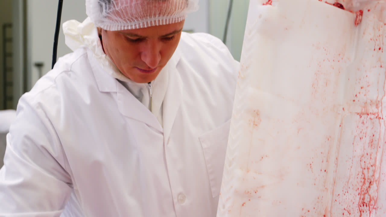 carniceros que ponen la carne picada en el recipiente