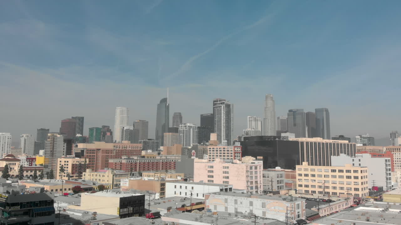 낮에 로스앤젤레스 시내에서 드론이 발사되었다.