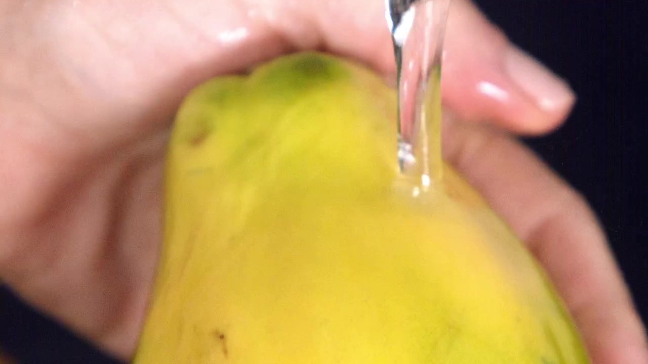 Bajo el agua, fresca y clara, eliminando las impurezas que persisten