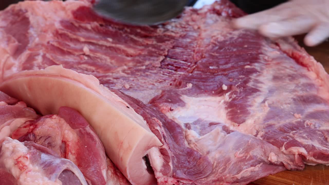 숙련된 손으로 생고기를 능숙하게 잘라내는 것