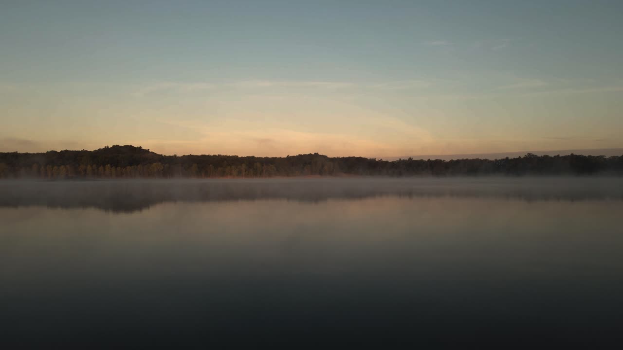 잔잔한 수면을 가로지르는 거의 수면 수준의 비행