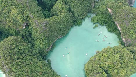 Drohnenaufnahmen-Der-Lagune-Von-Hong-Island-Mit-Booten,-Die-Durch-Den-Kanal-Navigieren-4