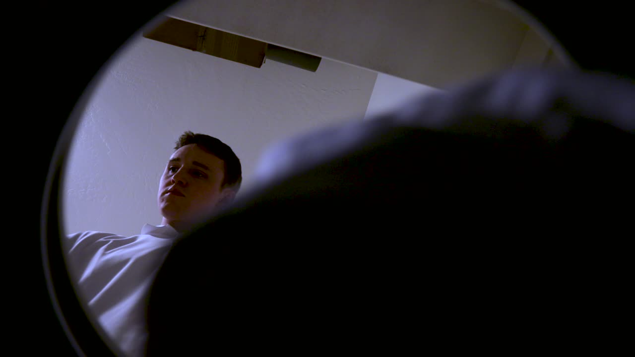 세탁기 기기에 더러운 옷을 넣는 세탁소의 남성