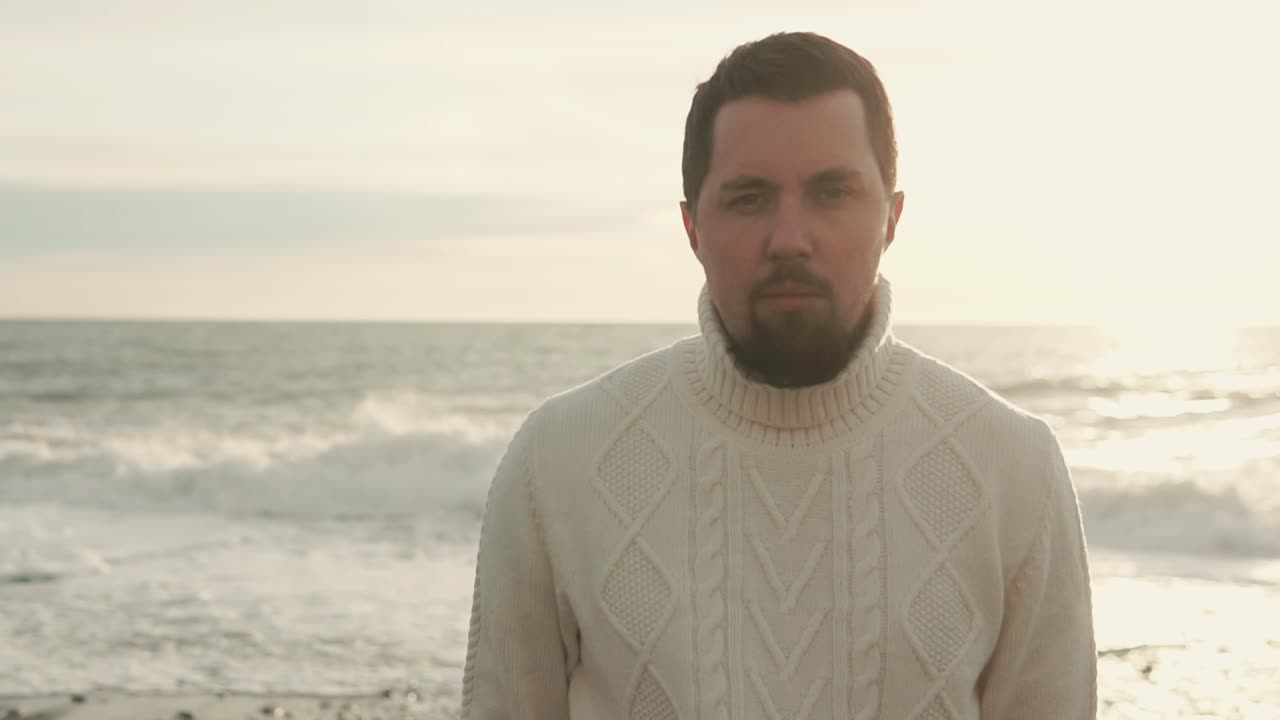 Hombre en la playa al atardecer