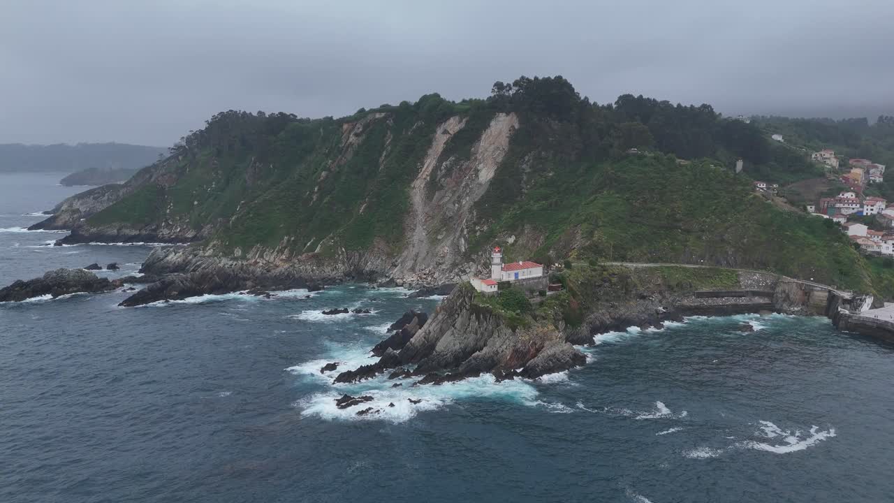Vista aerea drammatica di un faro su una costa rocciosa