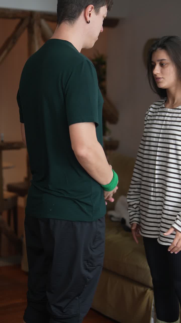 una pareja practicando salsa en casa.
