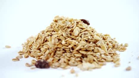 granola crujiente esparcida sobre un fondo blanco 4k