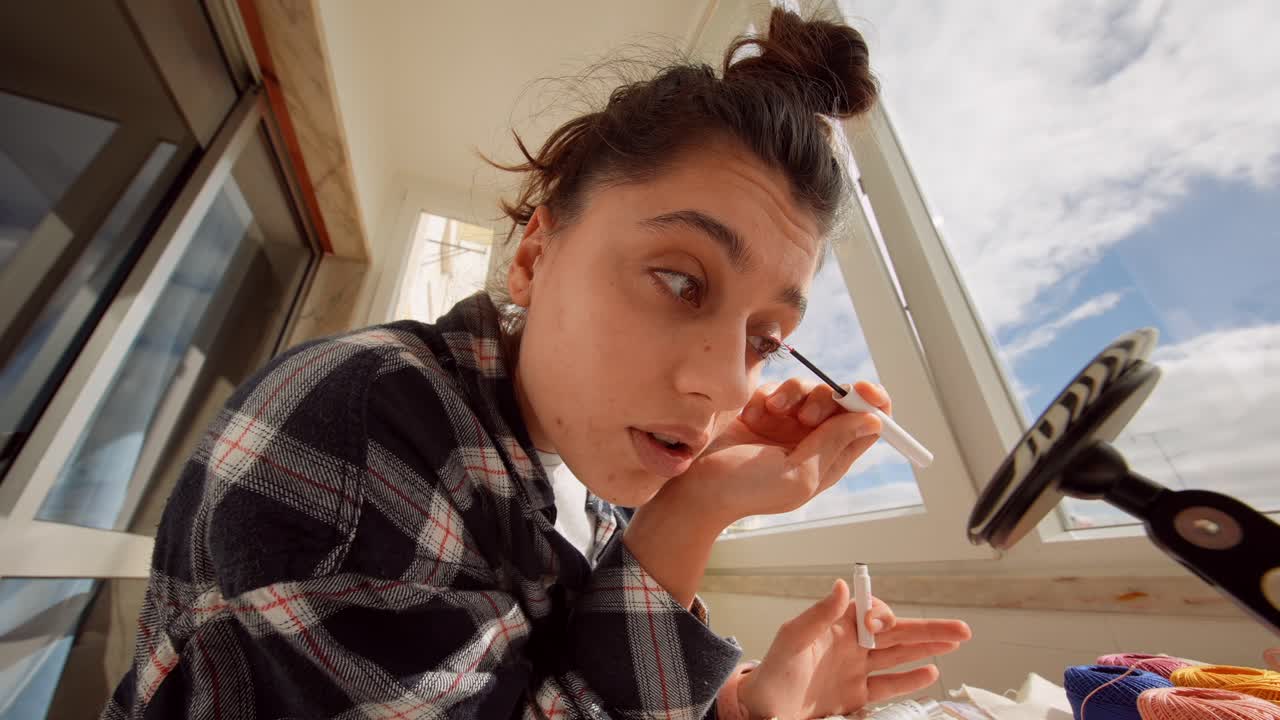 Jovem Mulher Aplicando Delineador em Luz Natural
