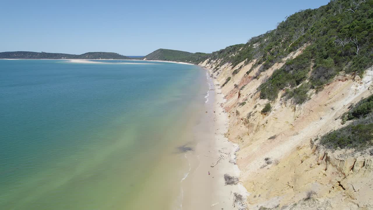 Piaskowe klify z roślinnością na wybrzeżu Rainbow Beach w Cooloola, Queensland, Australia