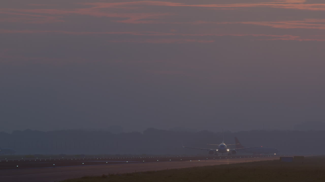 태양이 뜨고 해가 지면 비행기가 착륙하거나 이륙합니다.