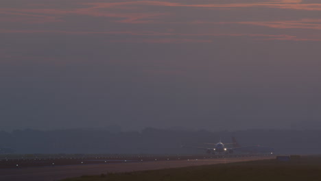 aterrizaje o despegue del avión al amanecer o al atardecer