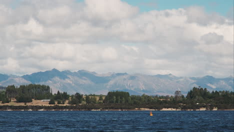 Malerische-Aussicht-über-Den-Lake-Te-Anau-Mit-Entfernten-Berggipfeln-Und-Wolken