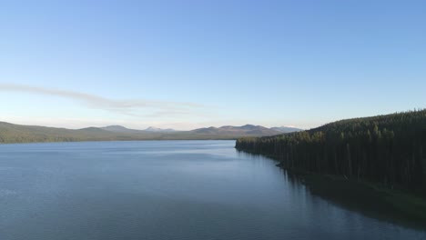 Diamond-Lake,-Oregon-with-Mount-Thielsen-in-the-background