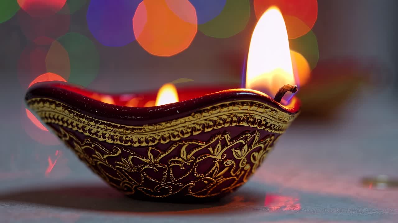 Primo piano di una tradizionale lampada Diya accesa durante il Diwali