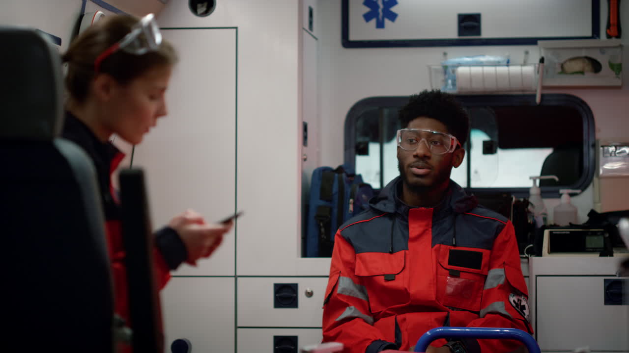 asistentes de atención de emergencia conduciendo en un automóvil de ambulancia para un accidente de tráfico