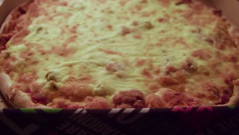 La-Caja-De-Pizza-De-Entrega-Se-Abre-Para-Revelar-Una-Pizza-De-Color-Naranja-Con-Queso-En-Su-Interior.