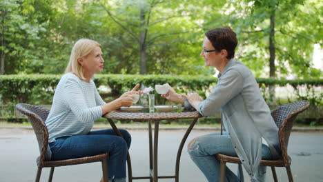dos mujeres disfrutando de café al aire libre