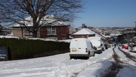 nieve profunda en una empinada calle residencial con cielos soleados