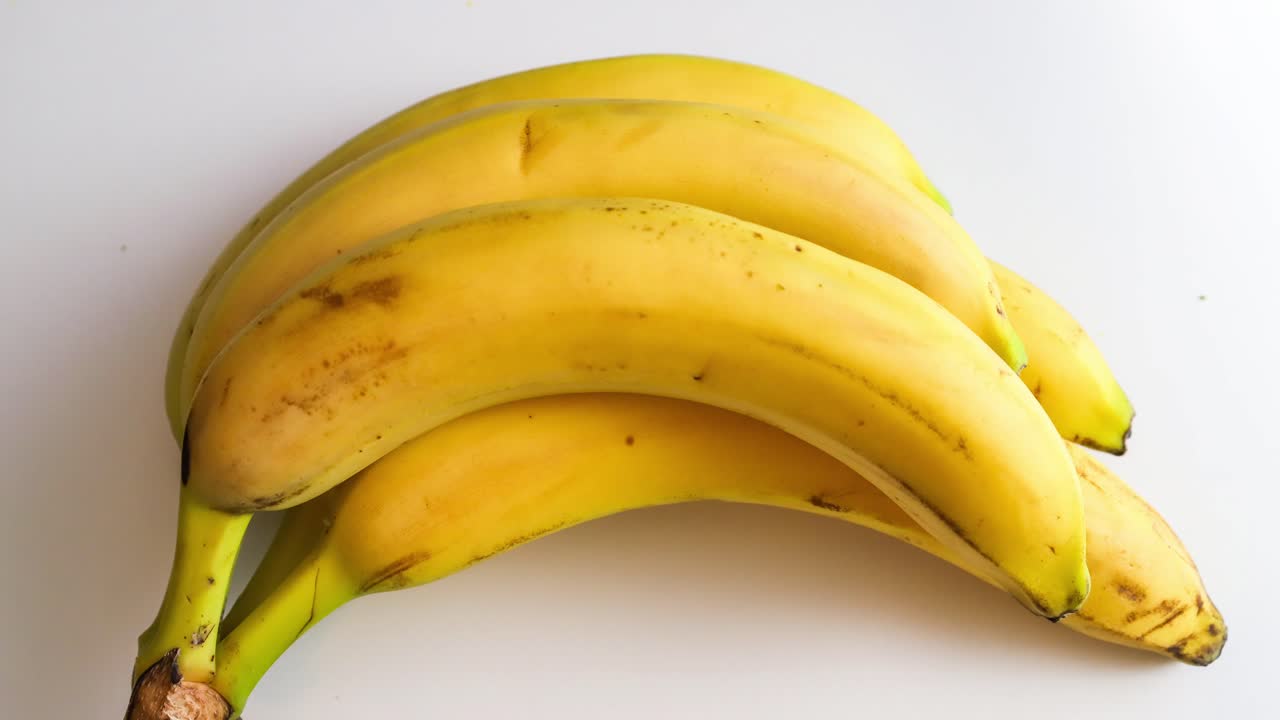 과일과 야채는 흰색 배경에서 정지 동작으로 앞으로 이동합니다.