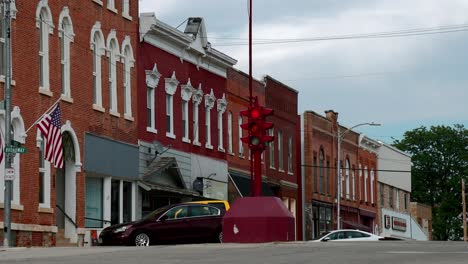 Antique-stoplight-in-downtown-Toledo,-Iowa-with-stable-video-close-up