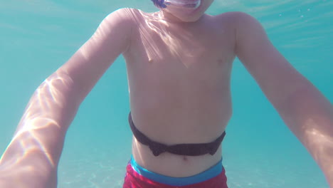 imágenes submarinas de niños buceando en la playa de kalamata, grecia