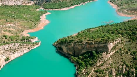 El-Agua-Fluye-A-Lo-Largo-Del-Pie-De-La-Cresta-De-Las-Montañas-De-Barcelona