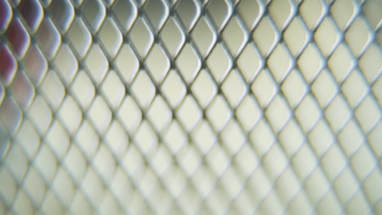 un tiro macro hiper de una cuadrícula de metal, patrón de acero, textura industrial de hierro, material de aluminio, cámara súper lenta, full hd 120 fps, deslizamiento hacia atrás movimiento de la grúa, profundidad de campo borrosa