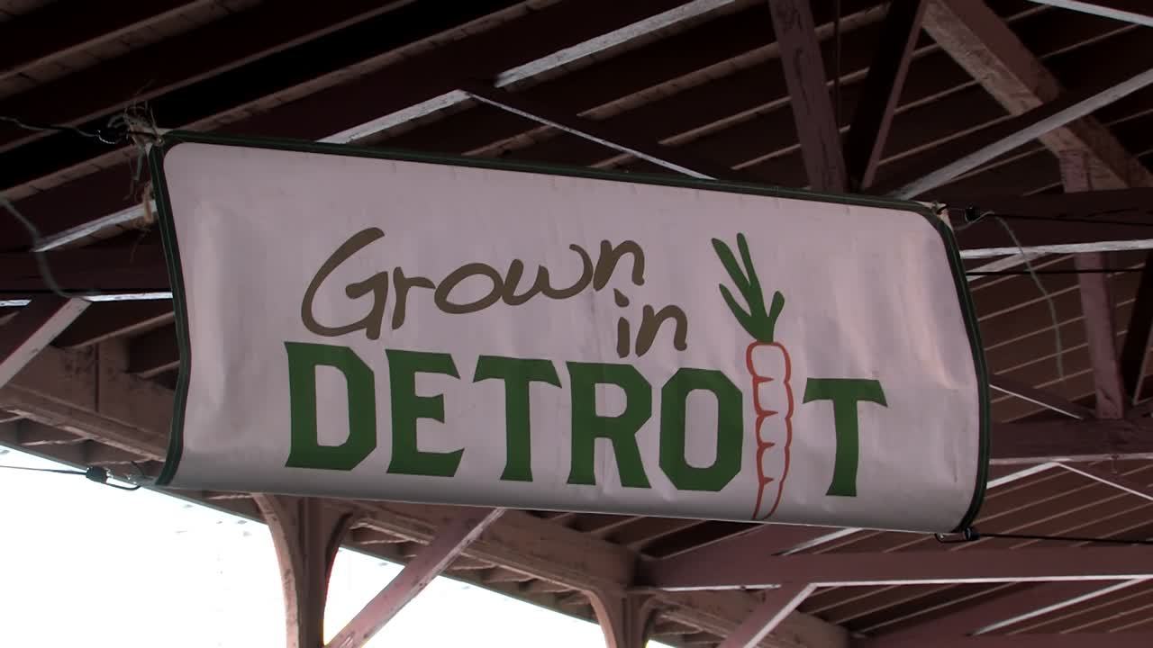 firmar "cultivado en detroit" en el mercado de granjas del este de detroit, michigan, ee.uu.