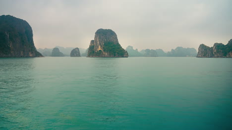 Stony-islands-in-turquoise-Ha-Long-Bay