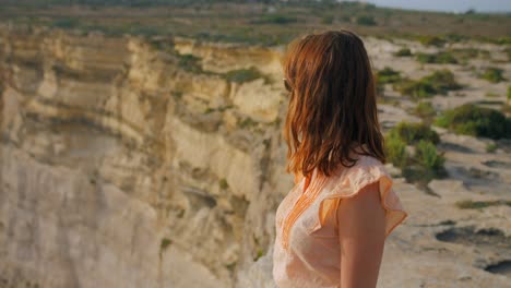 joven caucásica mirando disfrutando de las vistas a los acantilados de ta&#39; ċenċ, gozo, malta