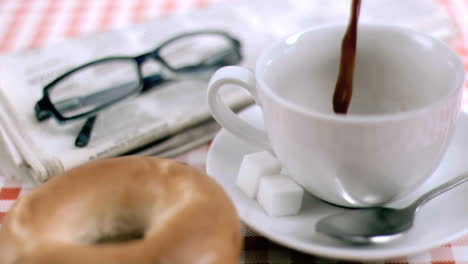 café vertido en cámara súper lenta