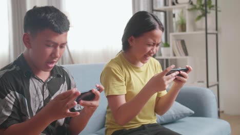 siblings playing mobile games