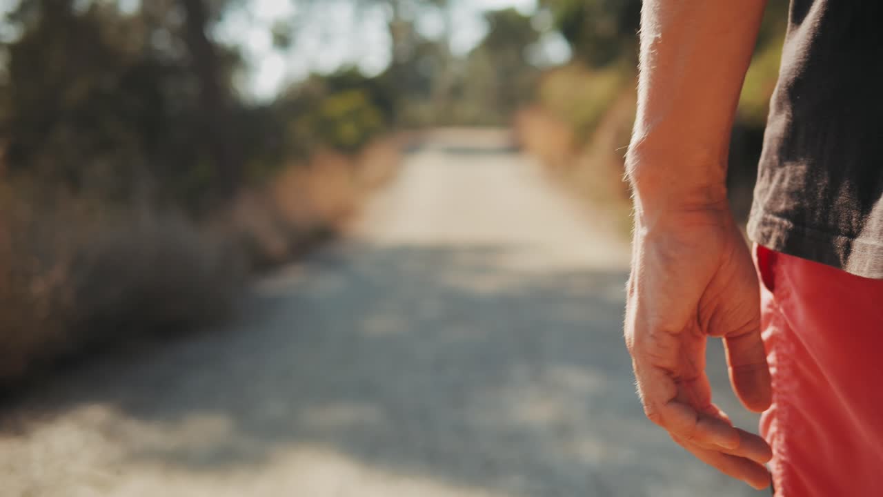 산책길 을 고 있는 사람