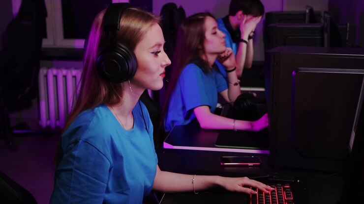 Gaming online: tre amici seduti in una sala giochi partecipano a un torneo online e perdono