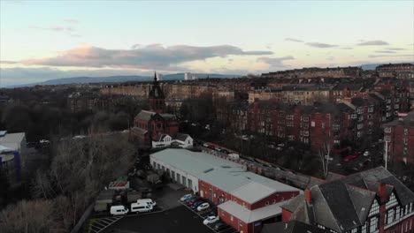 centro de reserva del ejército de glasgow y iglesia parroquial de kelvinbridge, en escocia, reino unido