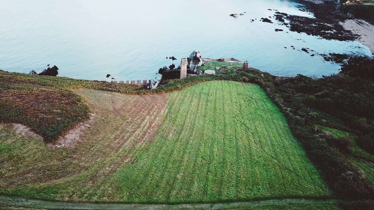 바다 너머로 절벽 가장자리와 버려진 건물까지 육로로 공중 촬영